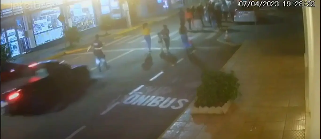 Imagem da notícia: Motorista embriagado atropela agente de trânsito e fiéis durante procissão no RS; confira vídeo