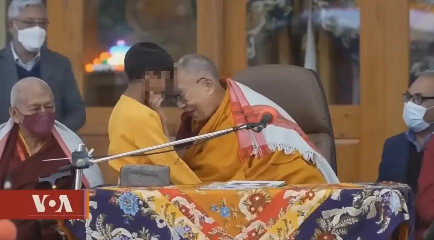 Cena de Dalai Lama com criança viralizou nas redes sociais