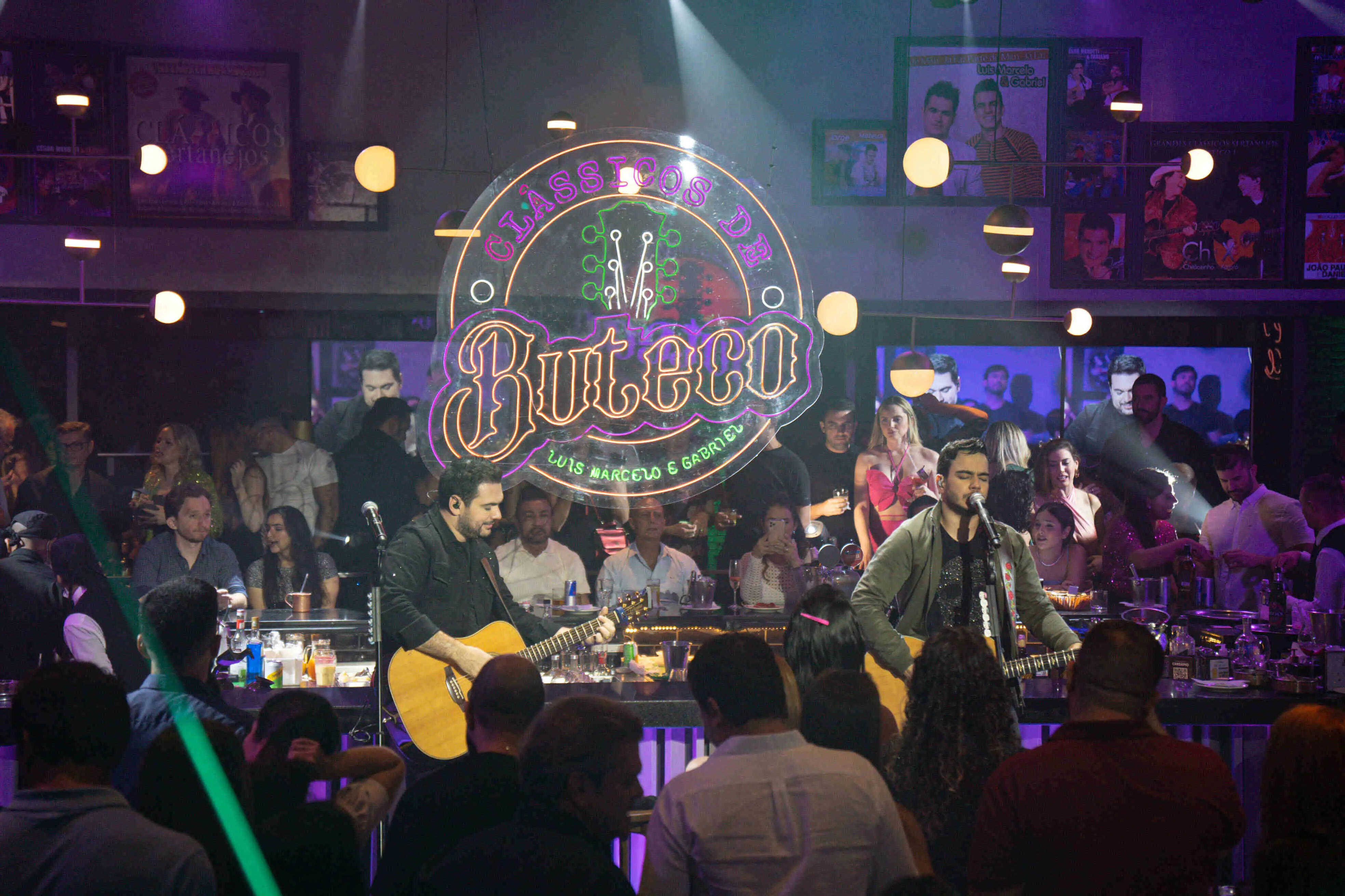 Imagem da notícia: Luís Marcelo e Gabriel lançam primeira parte do DVD 'Clássicos de Buteco'; assista 