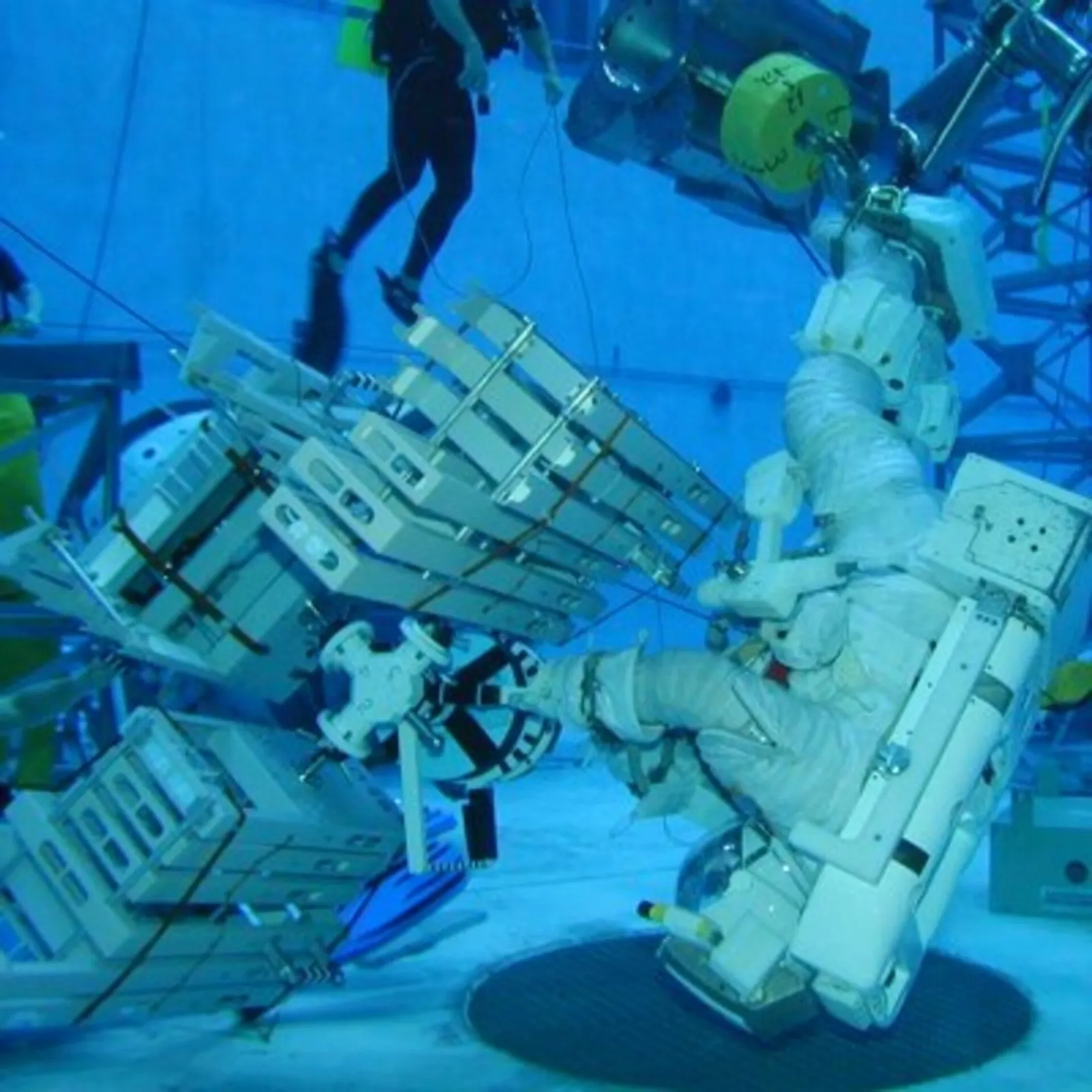 Astronauta treina em uma piscina em Houston simulando uma caminhada espacial