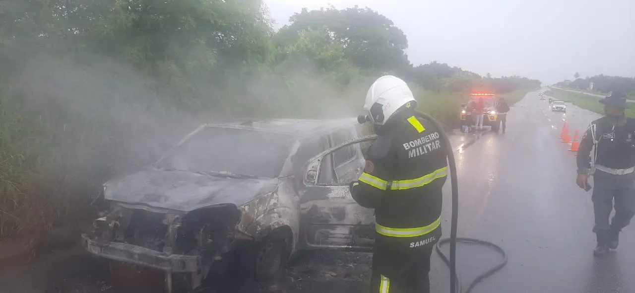 Imagem da notícia: Carro pega fogo em estrada ao ser atingido por raio; veja vídeo