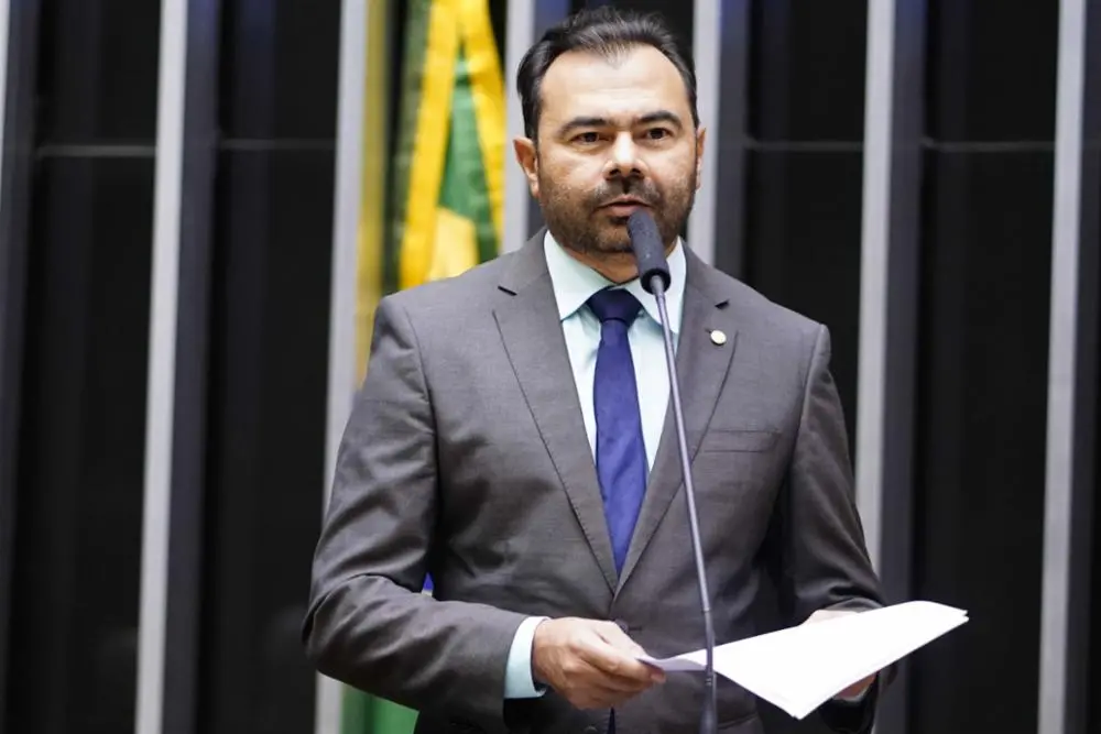 Imagem da notícia: Idilvan Alencar será relator do piso dos secretários escolares na CCJ; conheça proposta 