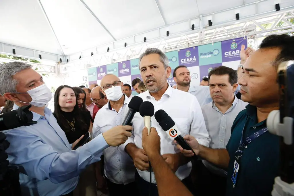 Imagem da notícia: Após críticas de Sarto, Elmano rebate: 'seria bom descer do palanque'