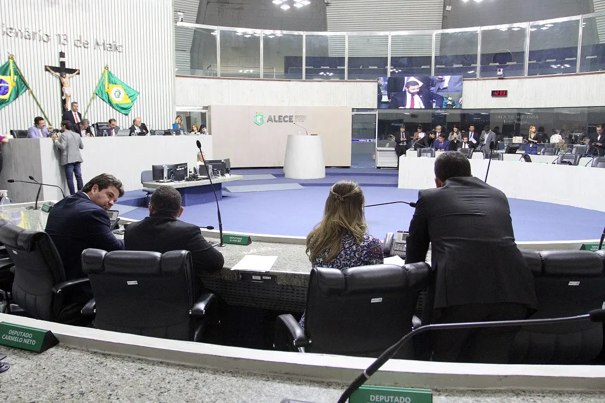 Imagem da notícia: Reajuste do piso dos professores do Ceará em 14,95% é aprovado por deputados em regime de urgência