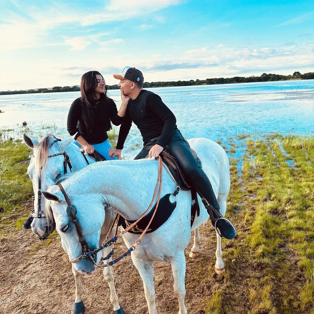 Imagem da notícia: João Gomes posta fotos aos beijos com Ary Mirelle e faz declaração de amor 