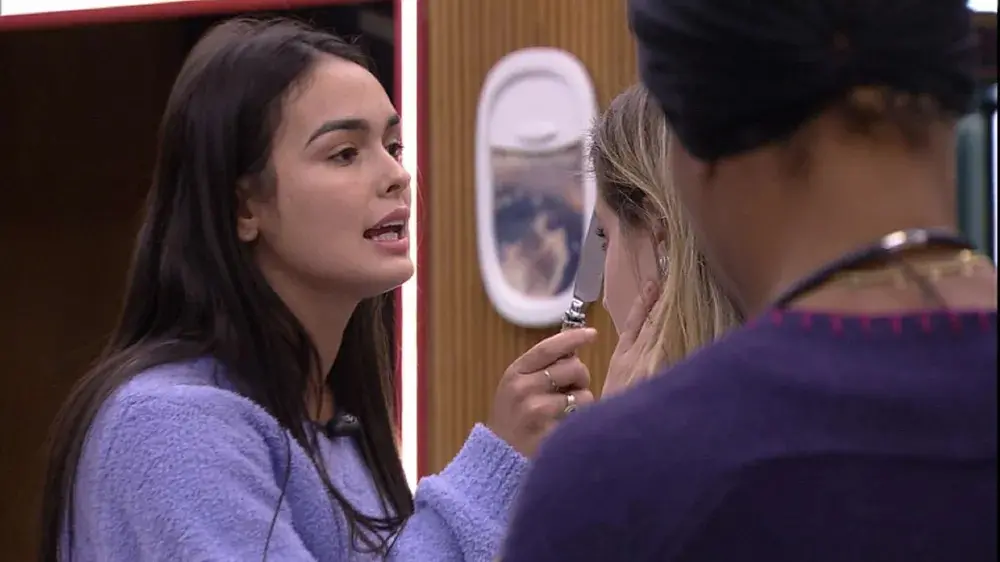 Imagem da notícia: No BBB 23, Cezar discute com Larissa, que chora: 'não esqueça que você já saiu e voltou'
