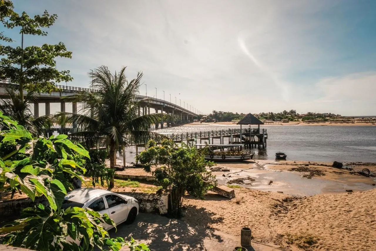 A memória de mim ante ao que vivo e revivo entre os incontáveis espaços desta Fortaleza, que, embora seja terra firme há muitos outros tempos, dentro dessa lógica oficial e burocrática de vida, hoje chega aos seus 297 anos. Na imagem: ponte da Barra do Ceará