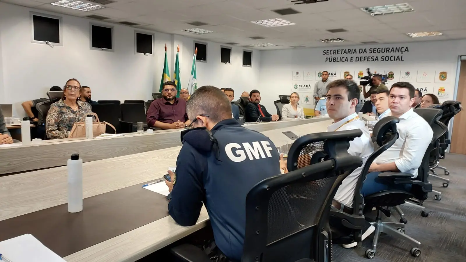 Imagem da notícia: Governo do CE identifica 35 perfis com ameaças a escolas e lança cartilha; veja como denunciar