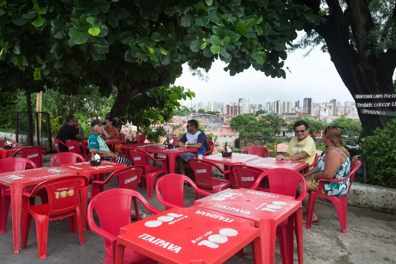 Imagem da notícia: Do alto do Morro Santa Terezinha, a moqueca é prato principal com vista privilegiada de Fortaleza
