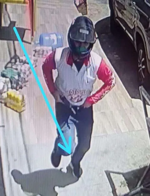 Imagens do flagrante da morte do cabo. A seta aponta para a semelhança do calçado do suspeito