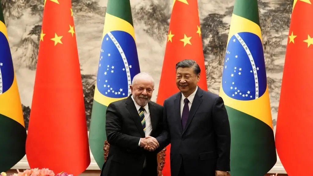 Imagem da notícia: Depois da China, Lula pisa no chão das dificuldades do seu governo