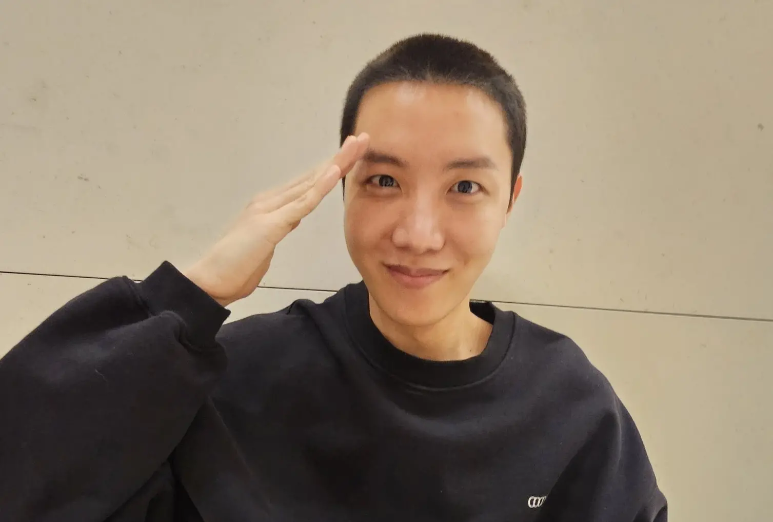 Imagem da notícia: J-Hope, do BTS, posta última foto antes de alistamento para exército: 'voltarei com segurança'