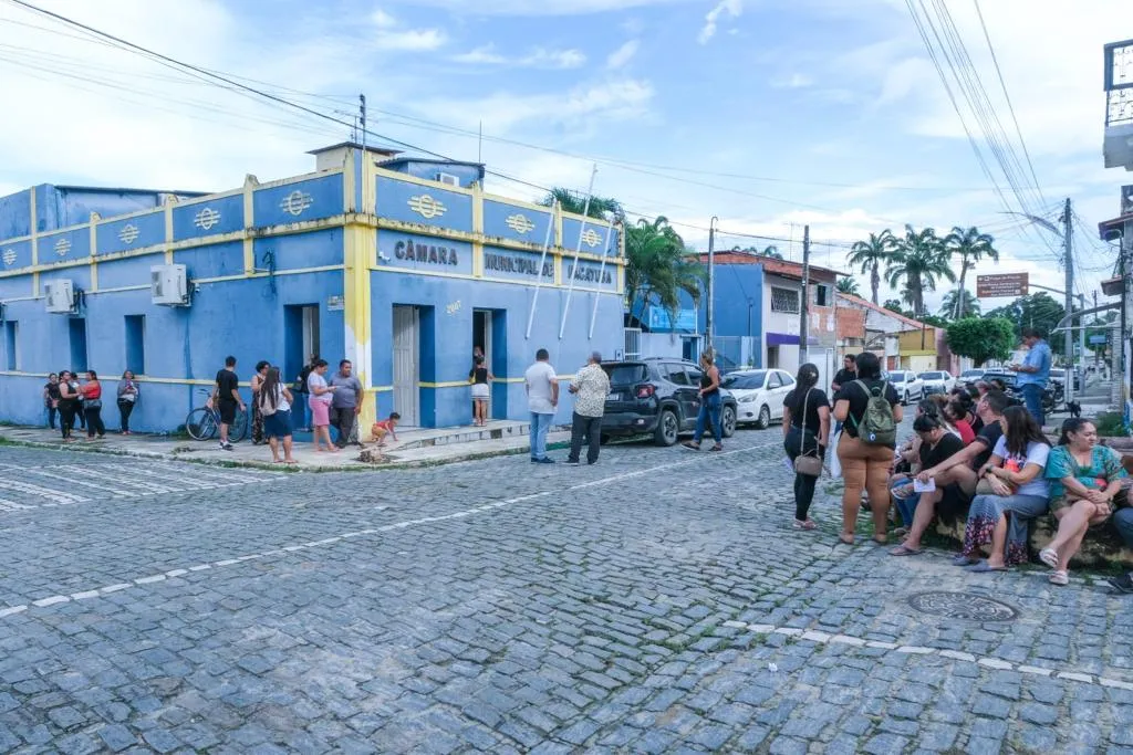 Movimentação em frente à Câmara Municipal de Pacatuba na tarde de terça (18)