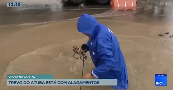 Imagem da notícia: Jornalista cai em buraco e é 'engolido' por asfalto durante ao vivo; veja vídeo