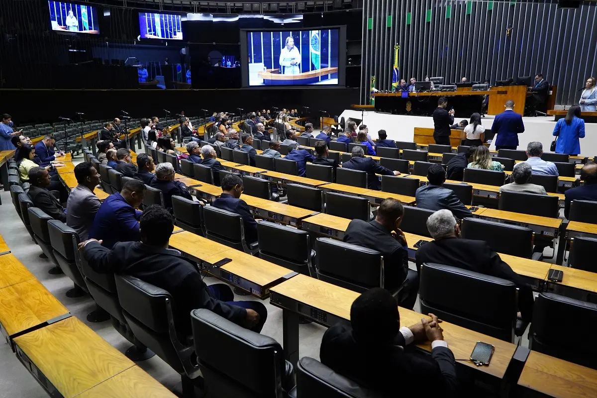 Imagem da notícia: PL das Fake News: Entenda o projeto de lei que pode contribuir na prevenção de ataques a escolas