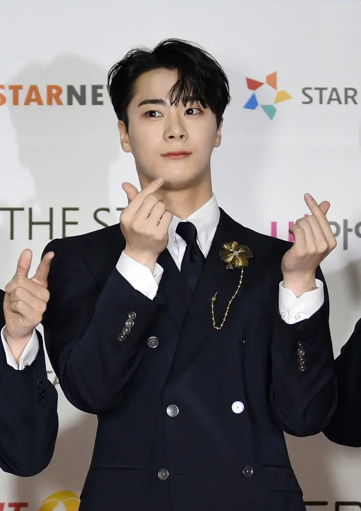Imagem da notícia: Moonbin, do grupo ASTRO, é velado e homenageado por artistas de k-pop