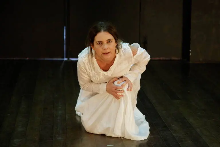 Imagem da notícia: Cláudia Abreu apresenta espetáculo sobre Virginia Woolf no Cineteatro São Luiz 