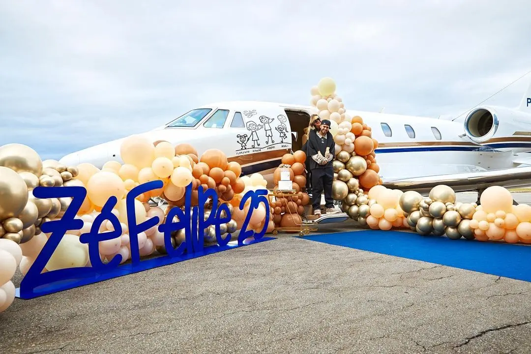 Imagem da notícia: Zé Felipe ganha avião de Virginia como presente de aniversário