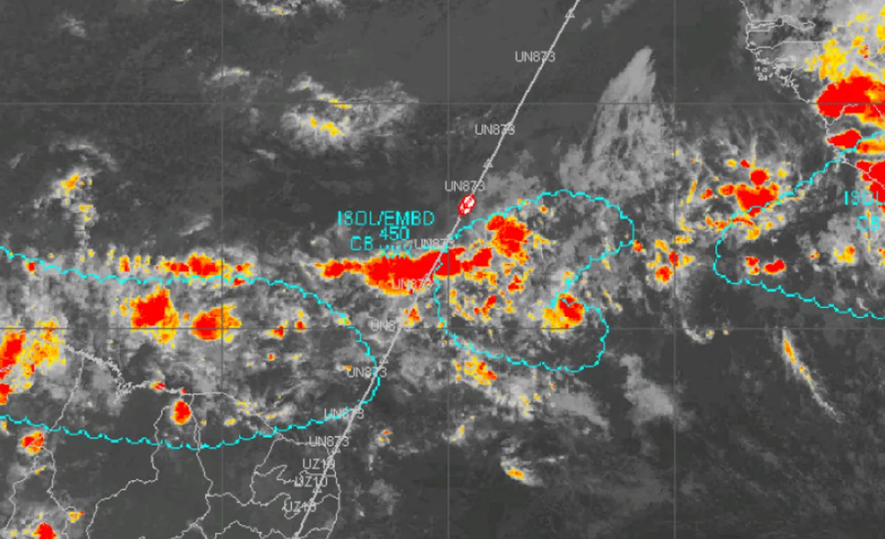Foto satélite da ZCIT em momento próximo ao do acidente (detalhe da rota do AF-447)