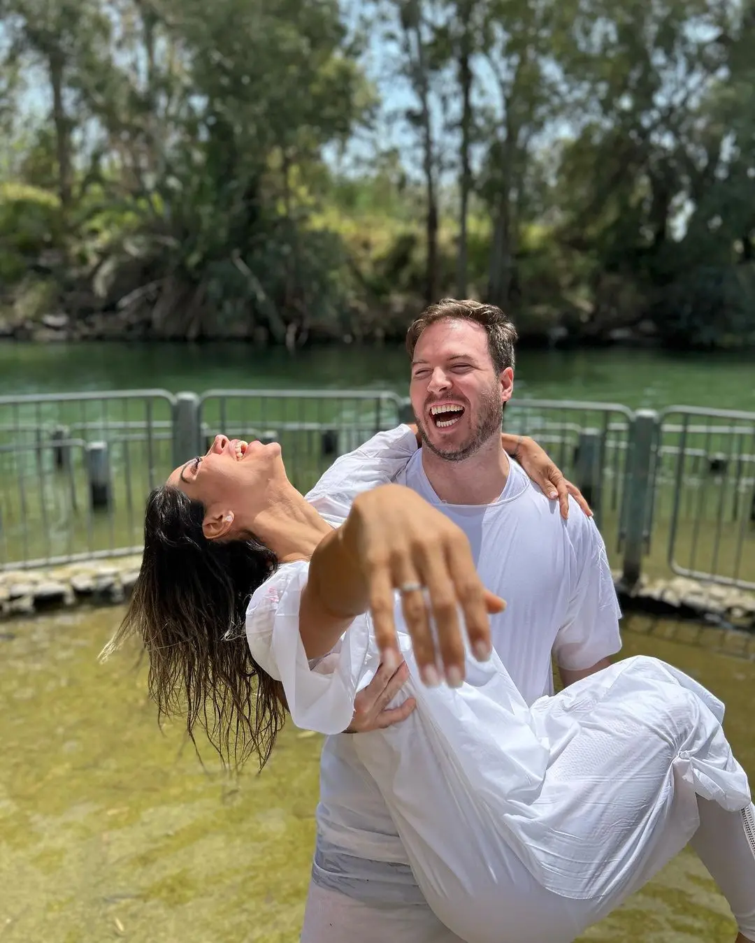 Imagem da notícia: Maíra Cardi e Thiago Nigro noivam após batismo no rio Jordão, em Israel