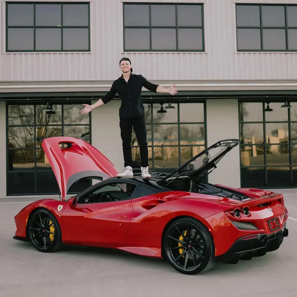 Imagem da notícia: Conheça o youtuber americano que comprou Ferrari de R$ 2 milhões apenas para destruí-la