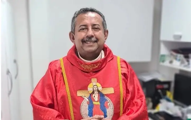 Imagem da notícia: Padre Antônio Furtado sofre acidente de carro na CE-371, e tia de religioso morre