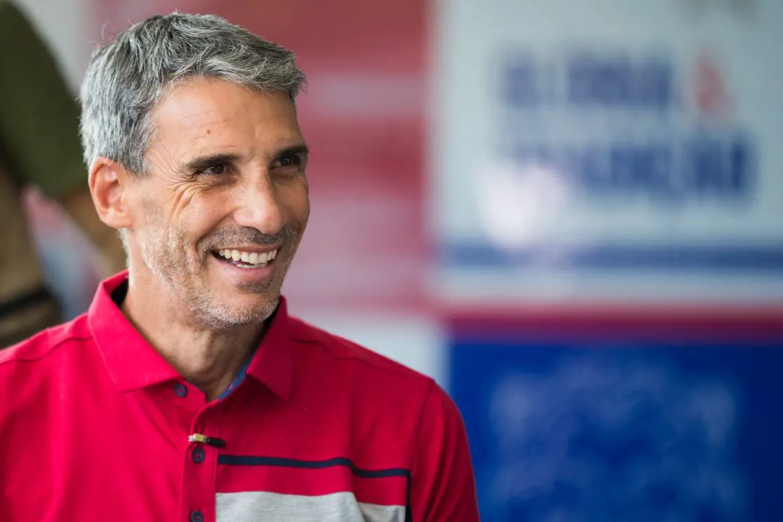 Imagem mostra técnico do Fortaleza sorrindo