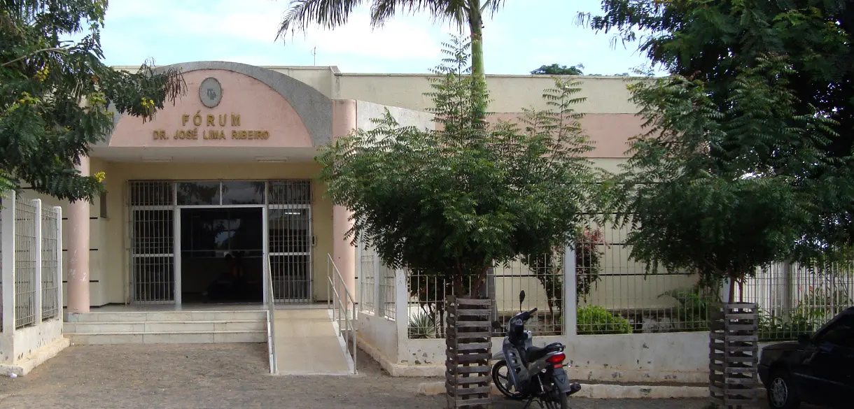 Imagem da notícia: Homem é condenado a 27 anos de prisão por matar a própria sobrinha e atear fogo no corpo dela