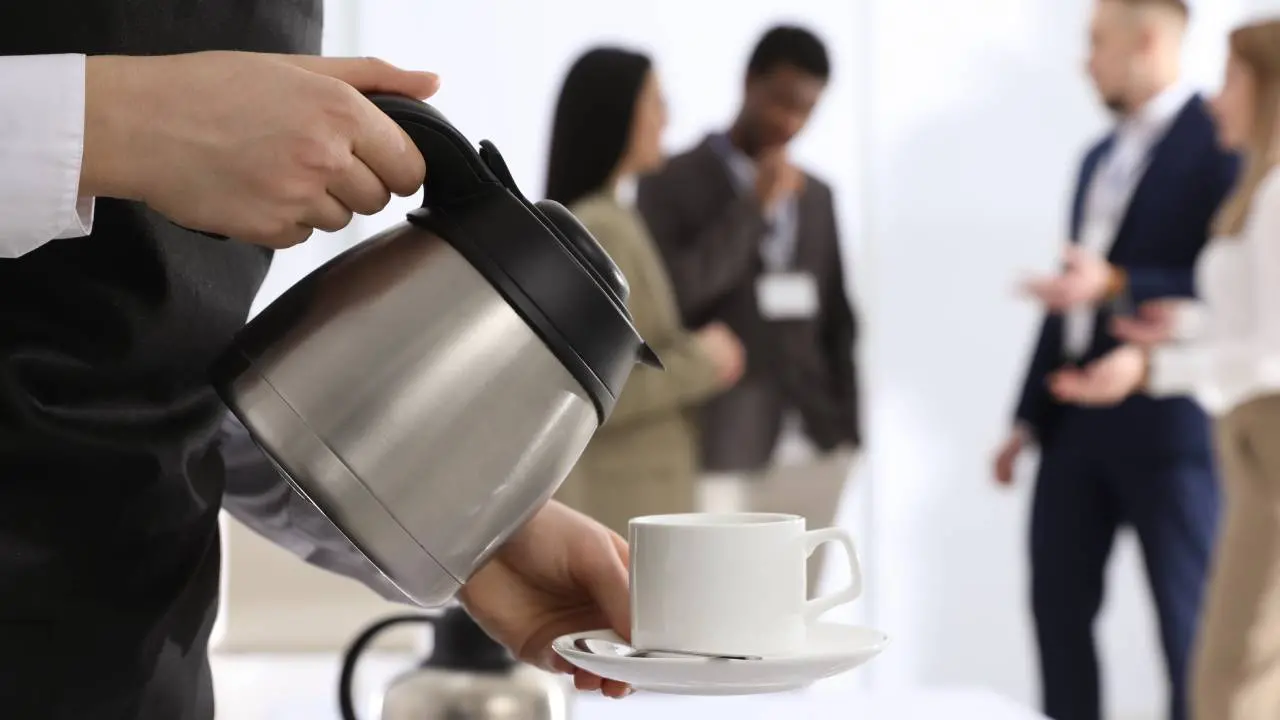 Mulher servindo café
