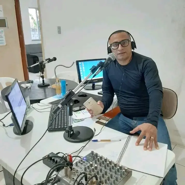 Imagem da notícia: Radialista é assassinado na própria casa, em Senador Sá, e suspeitos morrem após tiroteio com a PM