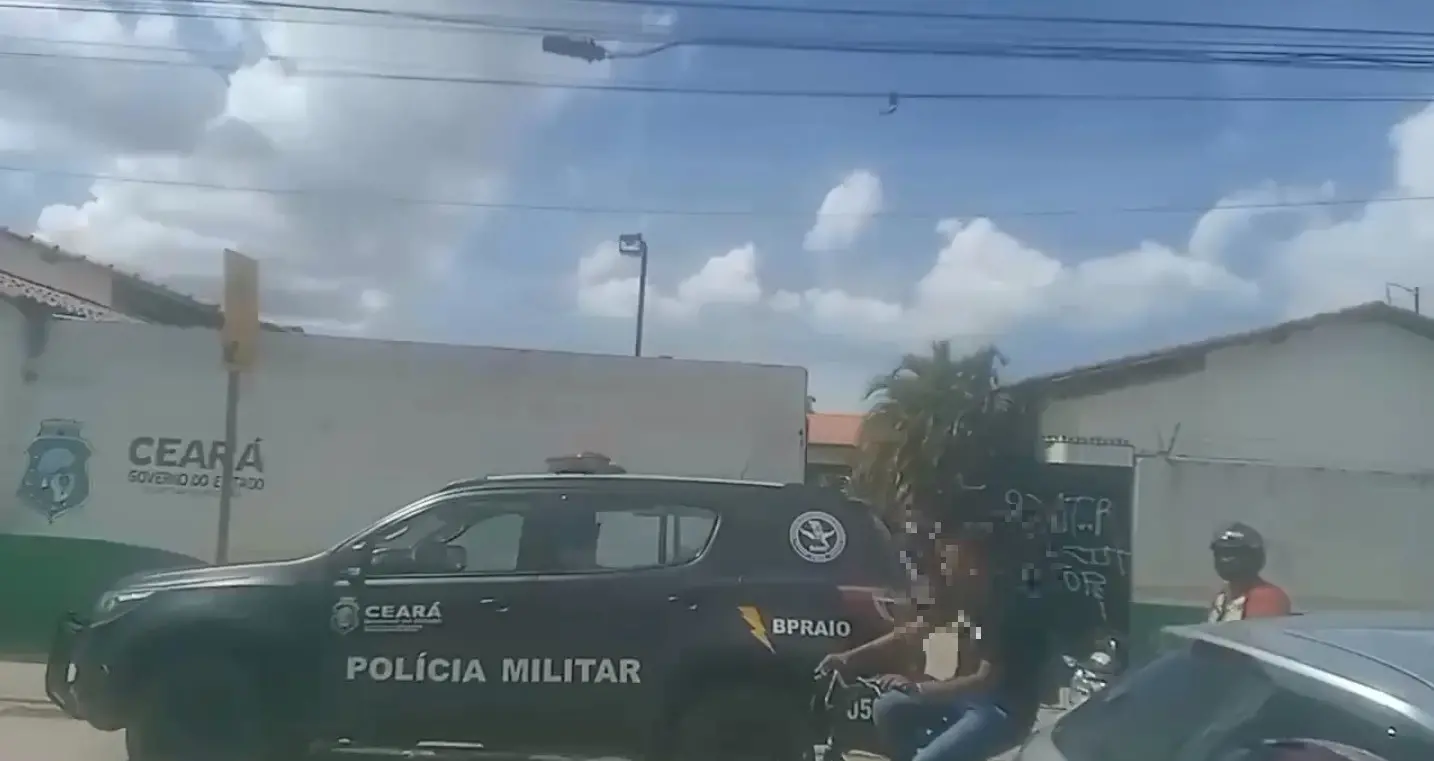 Imagem da notícia: Irmã de estudante agride adolescente na porta de escola pública em Pacatuba