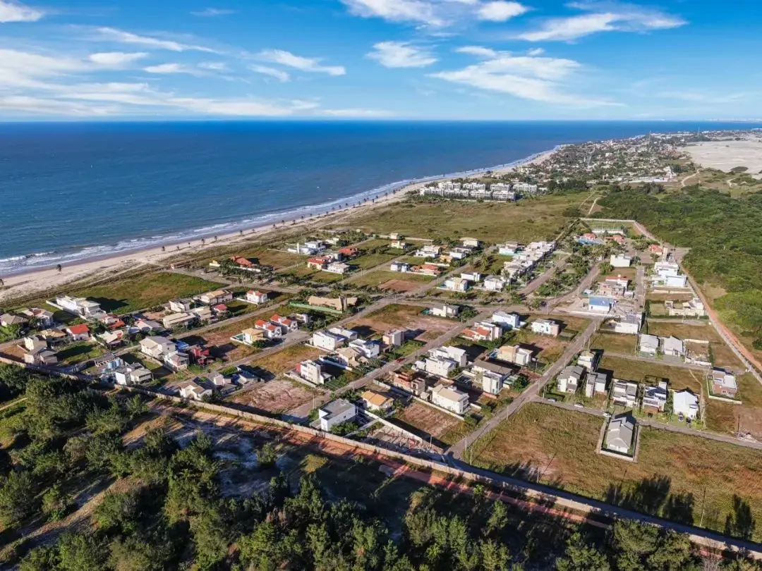 Imagem da notícia: Prefeitura de Caucaia quer vender mais de 30 imóveis, com lotes na praia e em condomínio de luxo