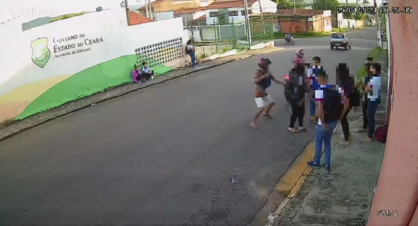 Imagem da notícia: Estudantes são assaltados por dupla armada em frente à escola no Crato 