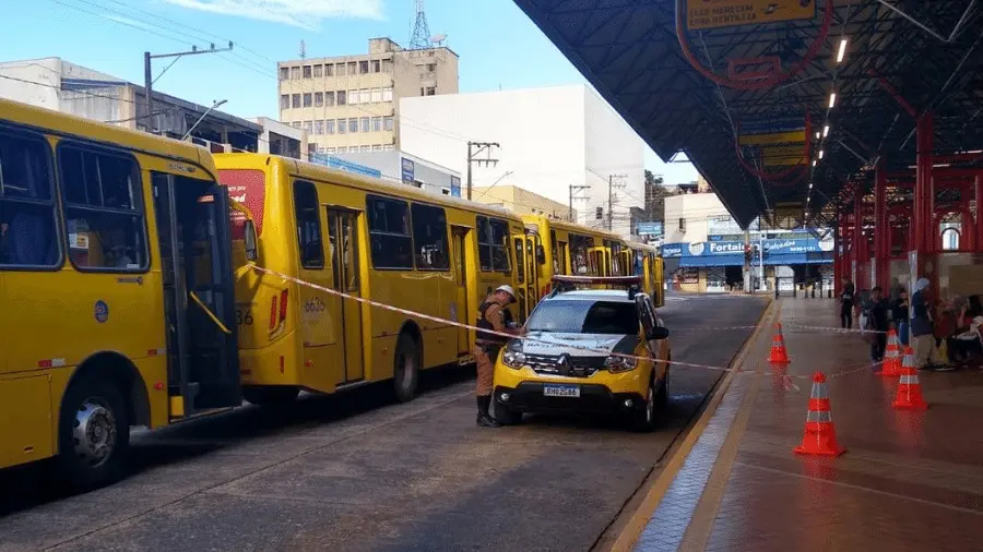 Imagem da notícia: Mulher tropeça ao correr para entrar em ônibus e é atropelada pelo veículo em terminal no PR