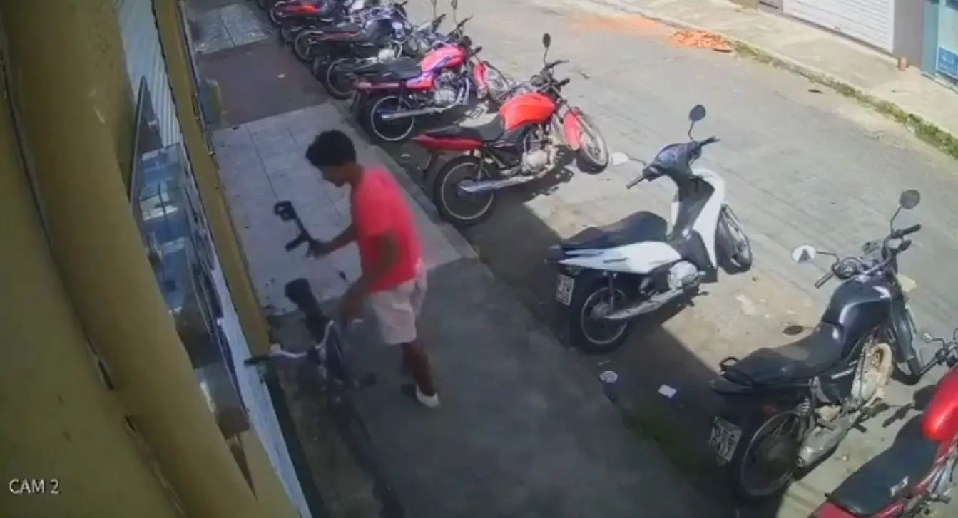 Imagem da notícia: Homem de muletas tenta assaltar loja em Sobral, mas é expulso por funcionária; veja