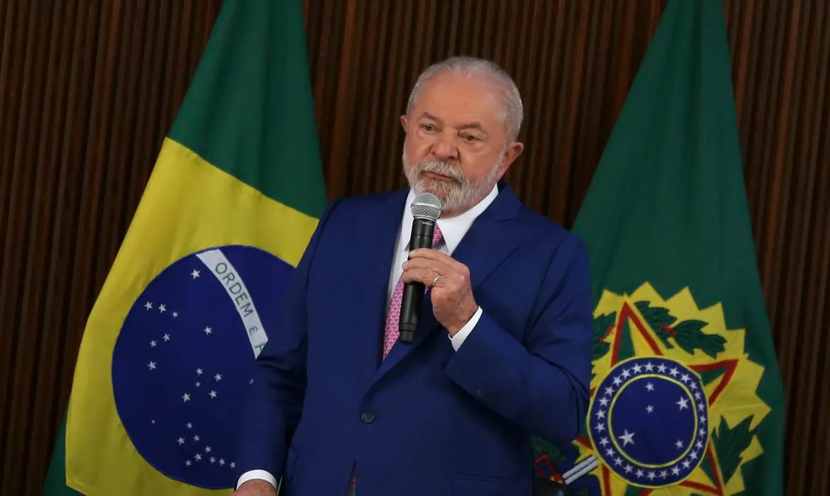 Imagem da notícia: Lula anuncia salário mínimo de R$ 1.320 e aumento da faixa de isenção do Imposto de Renda