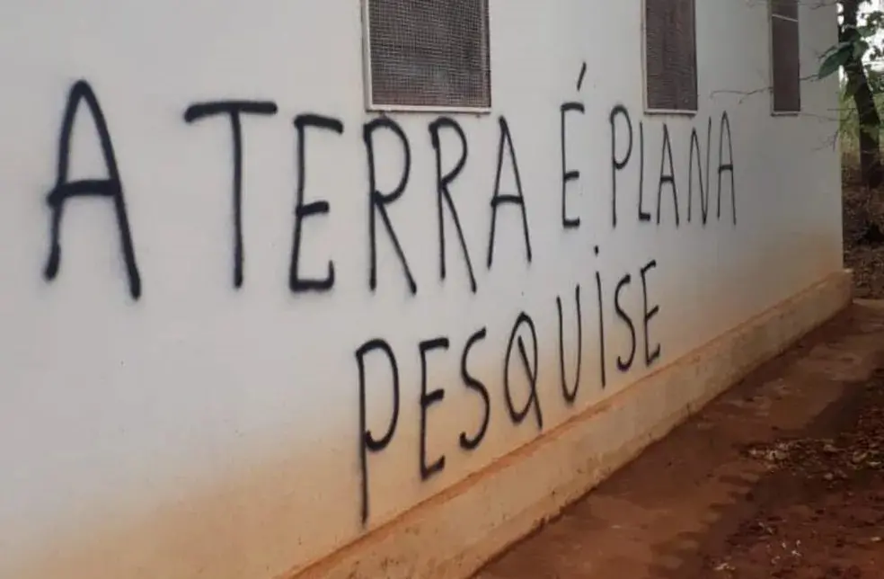 Imagem da notícia: Capela é vandalizada com pichações de terraplanismo e tem imagens de santos destruídas em SP