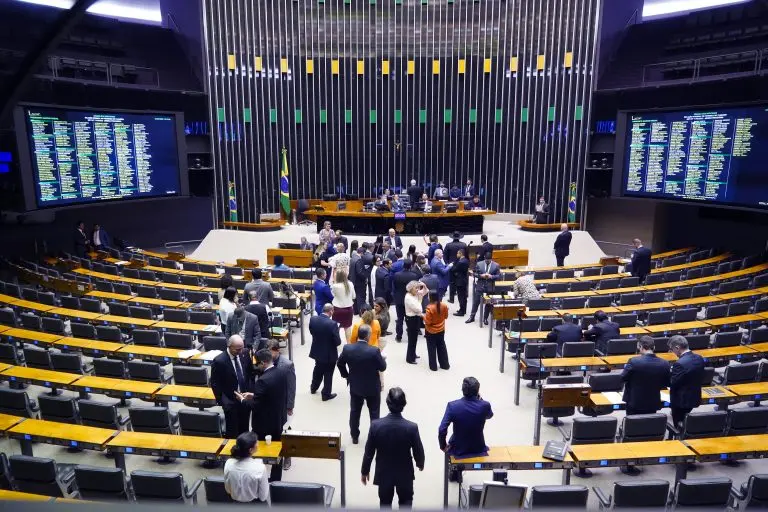 Imagem da notícia: Que horas começa a votação do PL 2630 das Fake News? Veja como acompanhar ao vivo