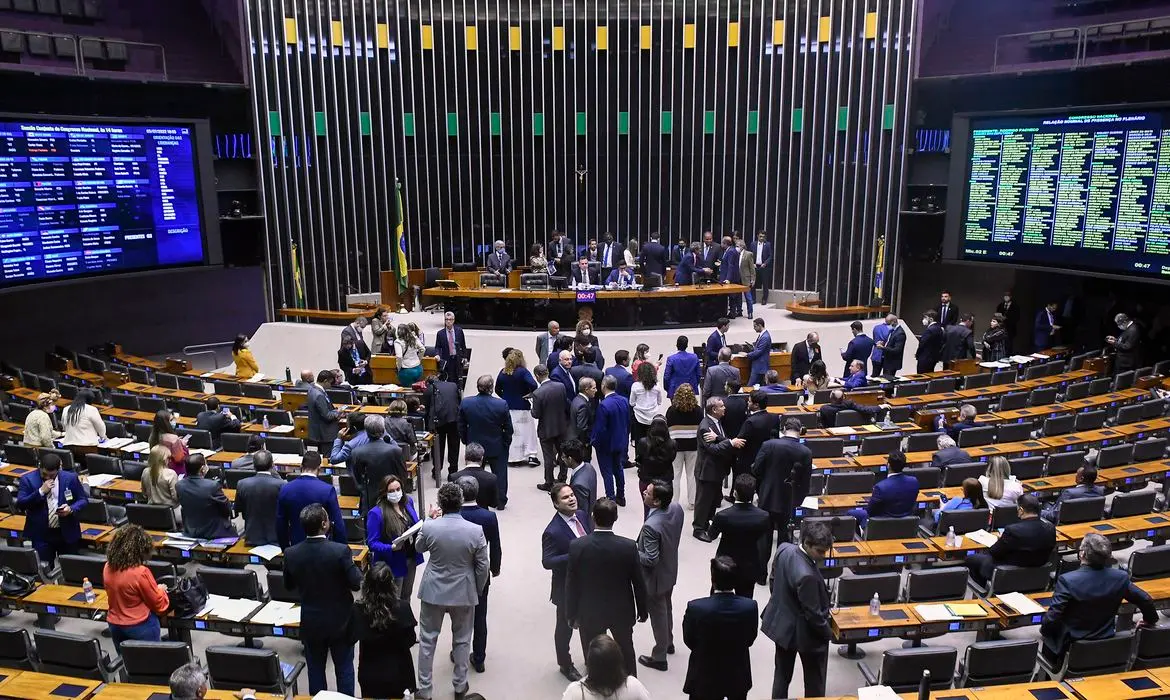 Imagem da notícia: Perguntas e respostas sobre o PL das Fake News, que será votado na Câmara dos Deputados