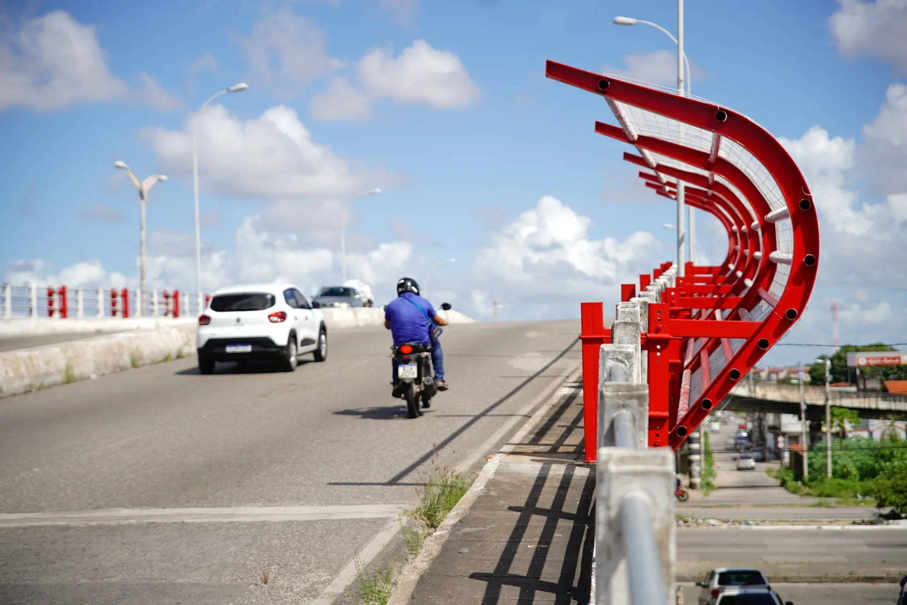 Imagem da notícia: Barreiras de proteção são instaladas no viaduto do Antônio Bezerra para prevenir quedas