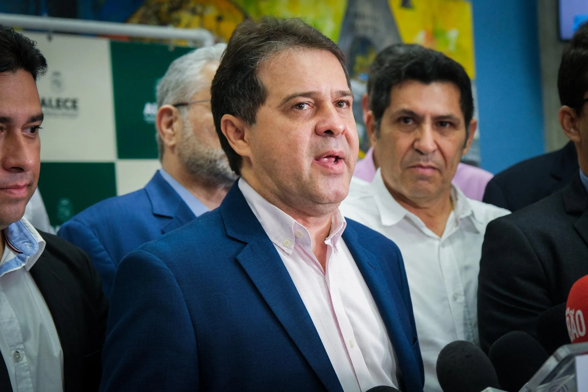 Ao fundo, do lado direito, o deputado De Assis Diniz (PT), que fez o convite para Evandro se filiar à sua legenda