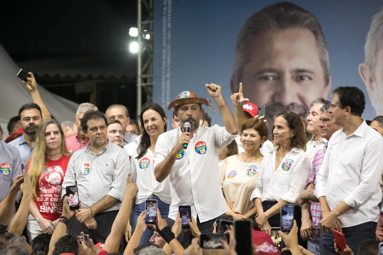 No segundo turno de 2022, o presidente da Assembleia também esteve no palanque petista comemorando a vitória do presidente Lula