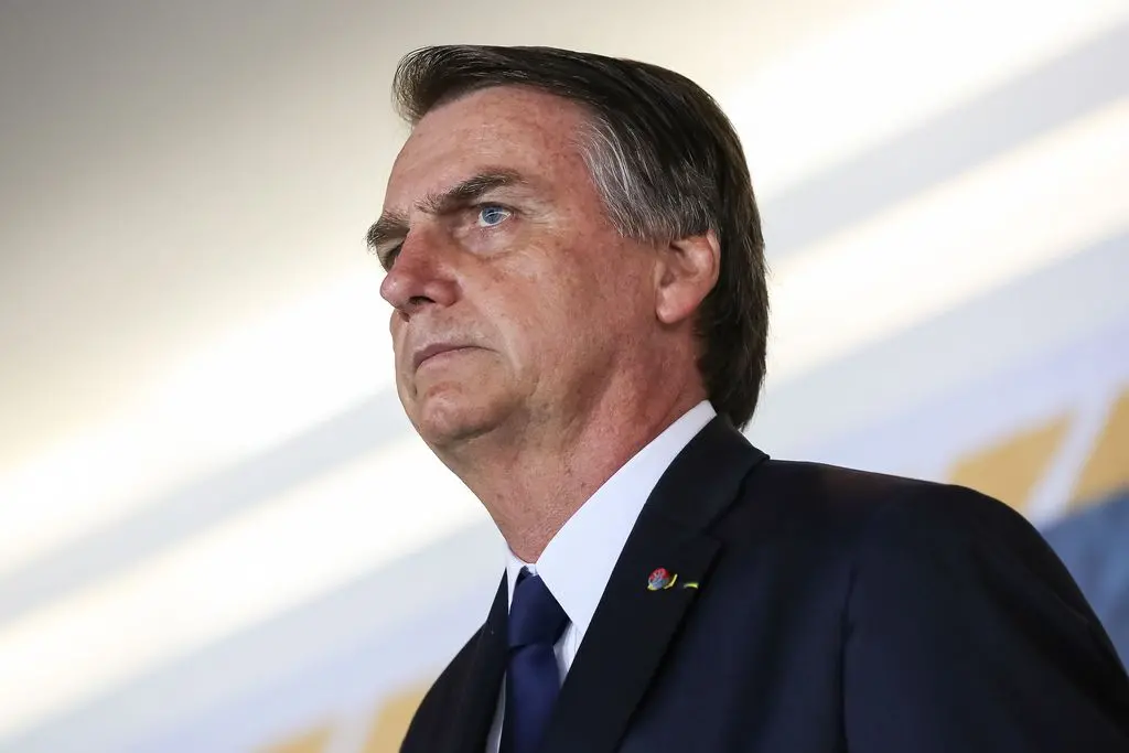 Imagem da notícia: Registrada em certificado de vacina de Bolsonaro, técnica de enfermagem nega ter aplicado imunizante