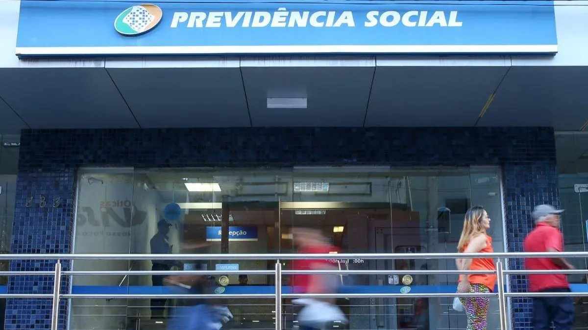 Imagem da notícia: Governo antecipa 13º salário dos segurados do INSS; veja datas e quem tem direito