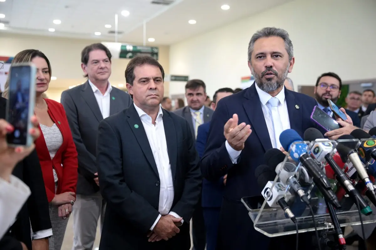 Imagem da notícia: 'Convido há muito tempo', diz Elmano sobre tentativas de levar Evandro Leitão para o PT em 2024