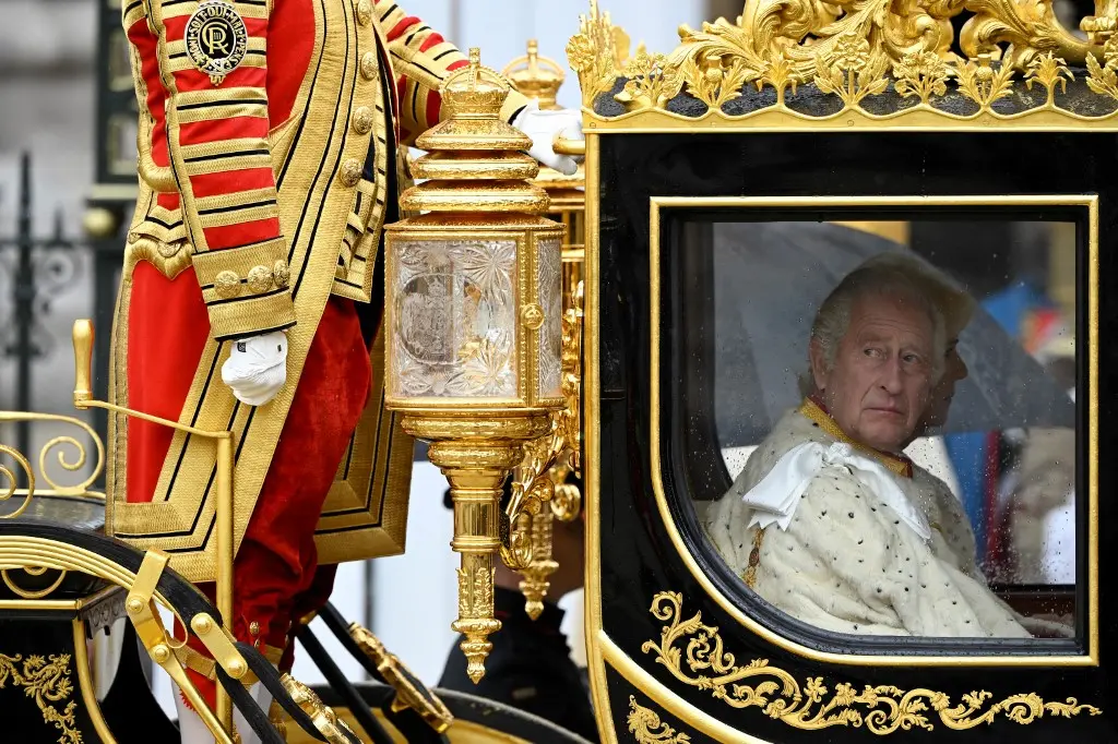 Imagem da notícia: Carruagem usada na coroação de Rei Charles III tem ar-condicionado e diamantes; saiba mais