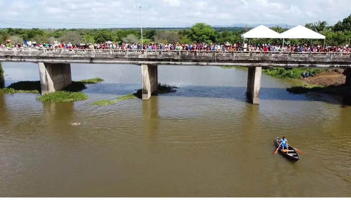 Imagem da notícia: Cheia de rio no Ceará leva centenas de moradores a campeonato de remo que não acontecia há anos