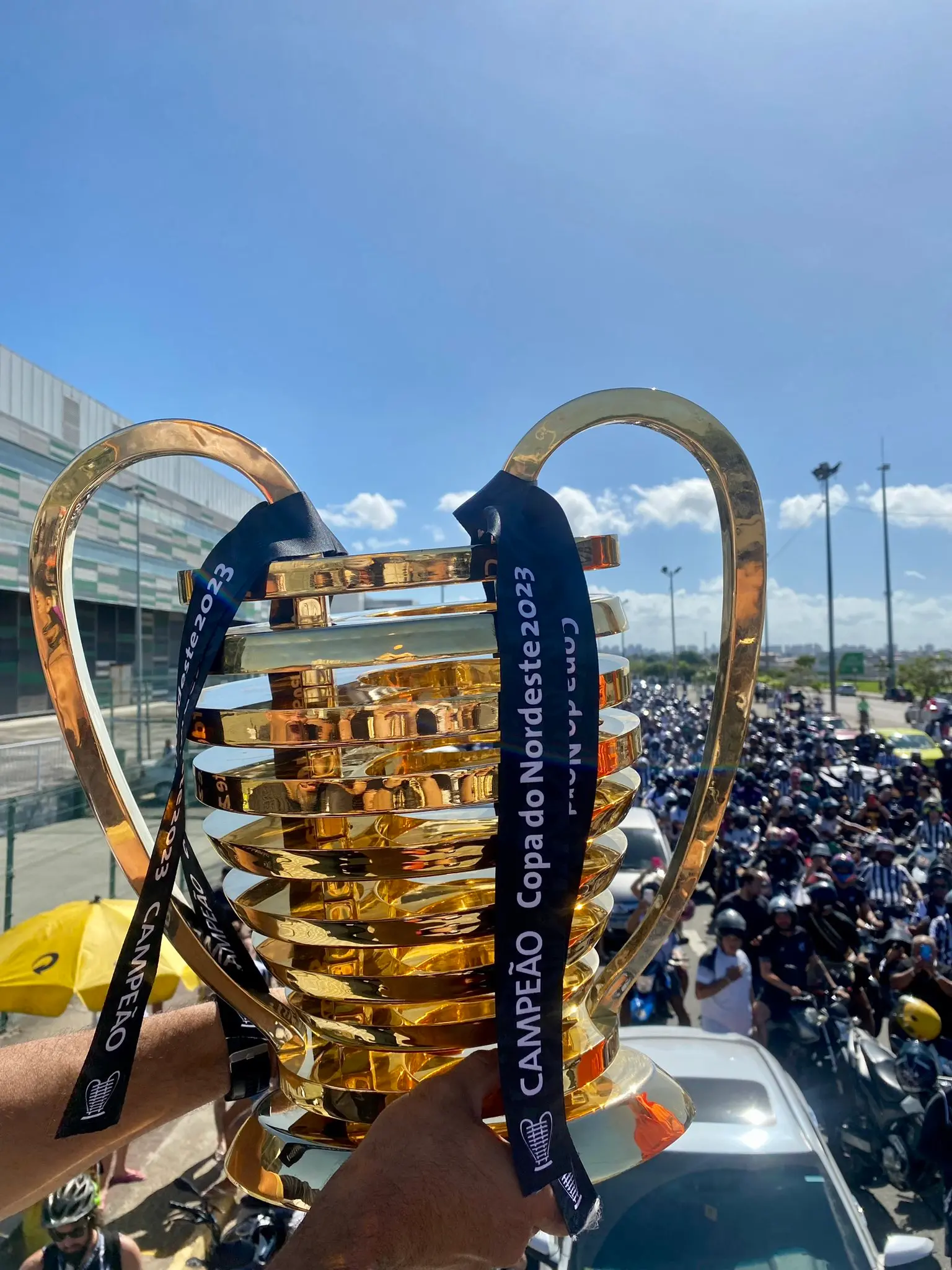 Imagem da notícia: Ceará comemora título da Copa do Nordeste com carreata pelas ruas; veja imagens