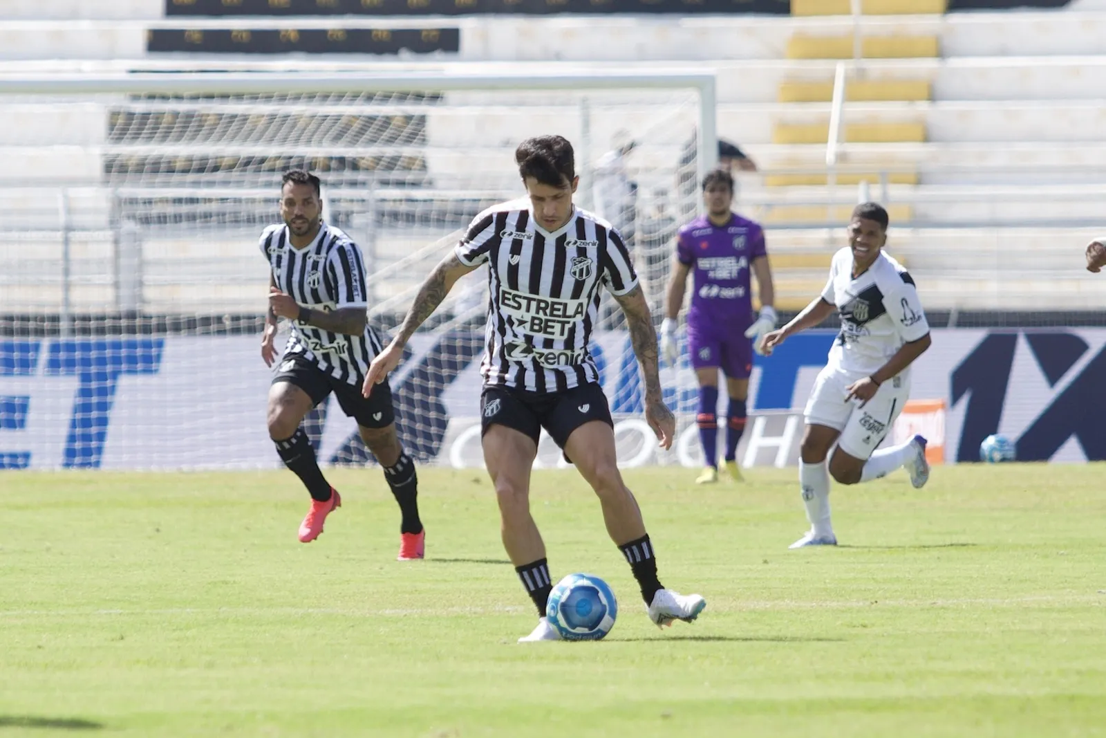O meia Jean Carlos foi titular do Ceará contra a Ponte Preta