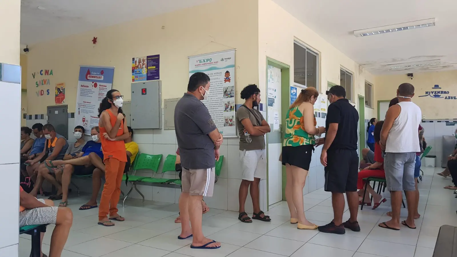 Imagem da notícia: Covid: Fortaleza tem 1 posto aberto com vacina no fim de semana, e público reclama de lotação